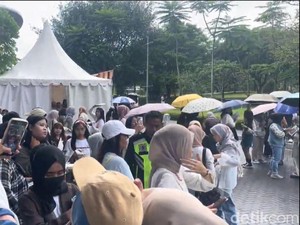 Menerobos Hujan Demi Fancon The Eternity CHANYEOL EXO
