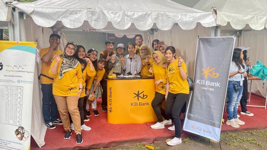 Staf KB Bank di acara Korean Festival Day yang dihelat oleh Universitas Gadjah Mada.