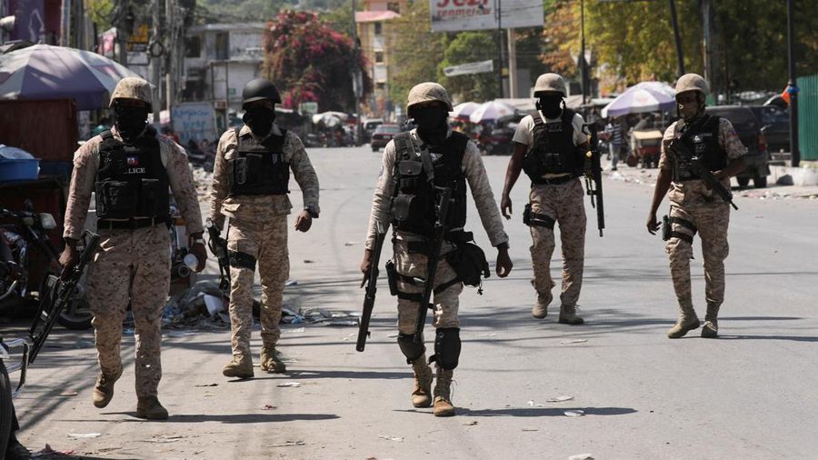 Petugas kepolisiam melakukan patroli di Port-au-Prince, Haiti, Kamis (7/3/2024). (REUTERS/Ralph Tedy Erol)