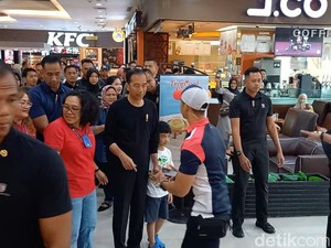 Jokowi Ziarah ke Makam Ibu di Solo, Lalu ke Mal Bareng Iriana dan Cucu