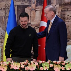 Potret Zelensky & Erdogan Bertemu Empat Mata Bahas Misi Perdamaian