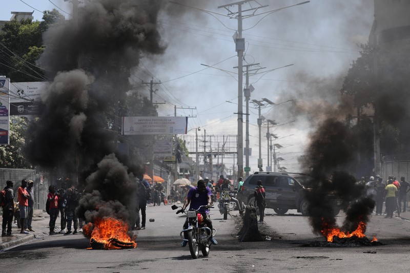 Suasana saat protes ketika pemerintah mengatakan akan memperpanjang keadaan darurat selama satu bulan lagi setelah meningkatnya kekerasan dari geng yang berusaha menggulingkan Perdana Menteri Ariel Henry, di Port-au-Prince, Haiti, Kamis (7/3/2024). (REUTERS/Ralph Tedy Erol)