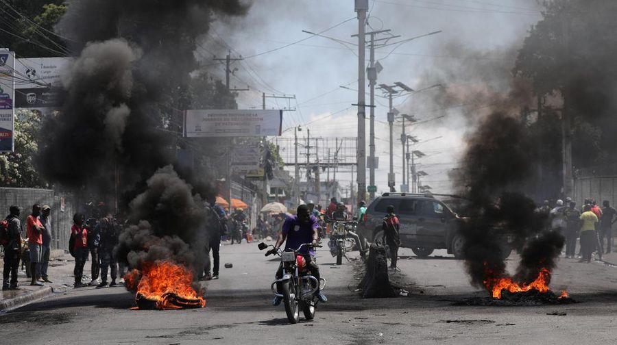 Suasana saat protes ketika pemerintah mengatakan akan memperpanjang keadaan darurat selama satu bulan lagi setelah meningkatnya kekerasan dari geng yang berusaha menggulingkan Perdana Menteri Ariel Henry, di Port-au-Prince, Haiti, Kamis (7/3/2024). (REUTERS/Ralph Tedy Erol)