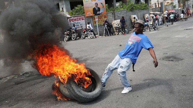 Suasana saat protes ketika pemerintah mengatakan akan memperpanjang keadaan darurat selama satu bulan lagi setelah meningkatnya kekerasan dari geng yang berusaha menggulingkan Perdana Menteri Ariel Henry, di Port-au-Prince, Haiti, Kamis (7/3/2024). (REUTERS/Ralph Tedy Erol)