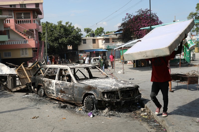Suasana saat protes ketika pemerintah mengatakan akan memperpanjang keadaan darurat selama satu bulan lagi setelah meningkatnya kekerasan dari geng yang berusaha menggulingkan Perdana Menteri Ariel Henry, di Port-au-Prince, Haiti, Kamis (7/3/2024). (REUTERS/Ralph Tedy Erol)