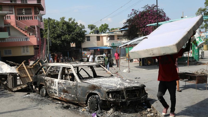 Suasana saat protes ketika pemerintah mengatakan akan memperpanjang keadaan darurat selama satu bulan lagi setelah meningkatnya kekerasan dari geng yang berusaha menggulingkan Perdana Menteri Ariel Henry, di Port-au-Prince, Haiti, Kamis (7/3/2024). (REUTERS/Ralph Tedy Erol)