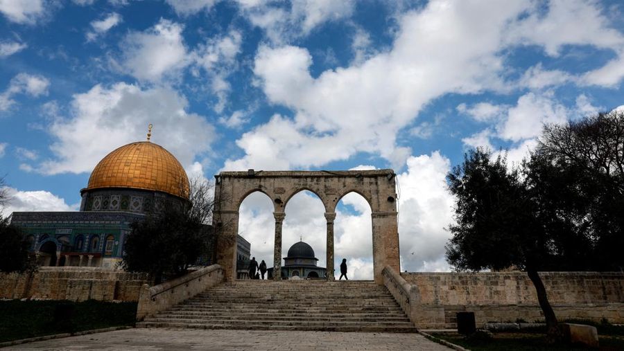 Suasana masjid Al-Aqsa di Kota Tua, Yerusalem. (REUTERS/Ammar Awad)