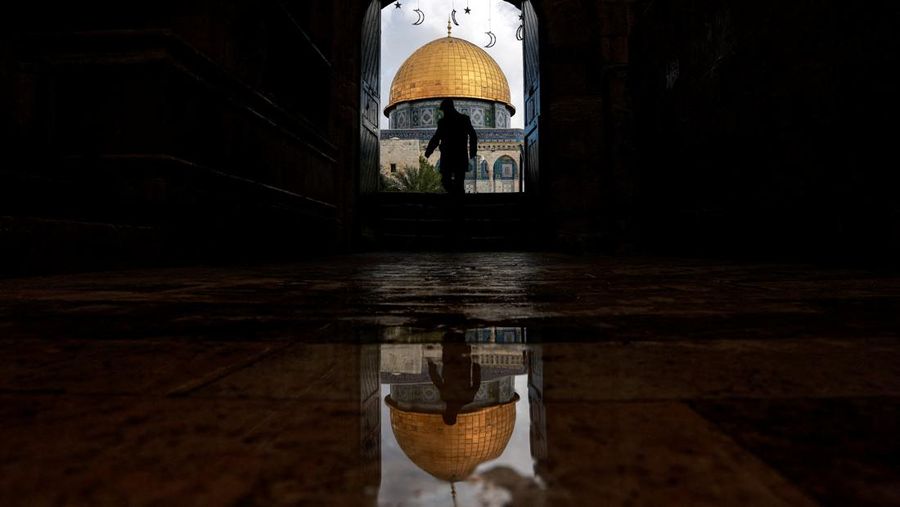Suasana masjid Al-Aqsa di Kota Tua, Yerusalem. (REUTERS/Ammar Awad)