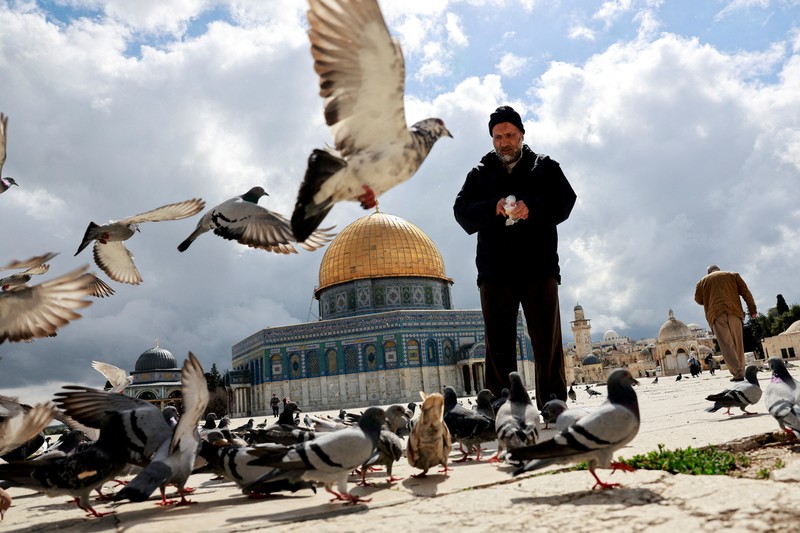 Suasana masjid Al-Aqsa di Kota Tua, Yerusalem. (REUTERS/Ammar Awad)