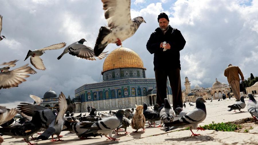 Suasana masjid Al-Aqsa di Kota Tua, Yerusalem. (REUTERS/Ammar Awad)