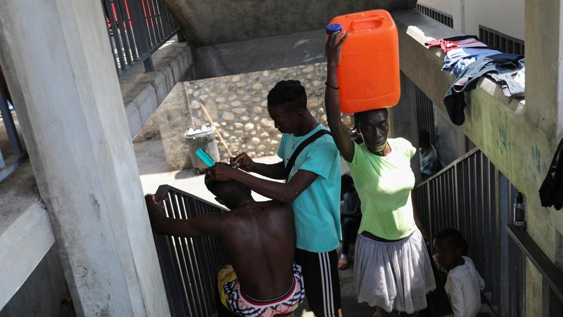 Suasana saat protes ketika pemerintah mengatakan akan memperpanjang keadaan darurat selama satu bulan lagi setelah meningkatnya kekerasan dari geng yang berusaha menggulingkan Perdana Menteri Ariel Henry, di Port-au-Prince, Haiti, Kamis (7/3/2024). (REUTERS/Ralph Tedy Erol)