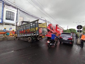 Truk Muat Mi Instan Terperosok ke Selokan Saat Putar Balik di Kali Rungkut