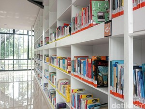 Sensasi Baca Buku Ditemani Pemandangan Alun-Alun Kota Bandung
