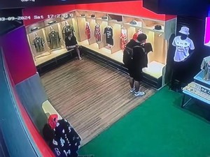 Terekam CCTV! Maling Jersei di Persis Store Manahan