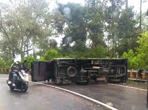 Elf Muat Rombongan Mahasiswa Tulungagung Terguling di Jalur Sarangan Magetan