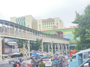 Pasar Tanah Abang Dipadati Pengunjung Jelang Ramadan, Lalin Macet