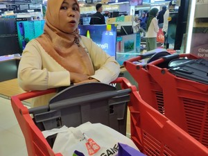 Warga Pondok Gede Ini Borong Kebutuhan buat Puasa di Transmart Full Day Sale