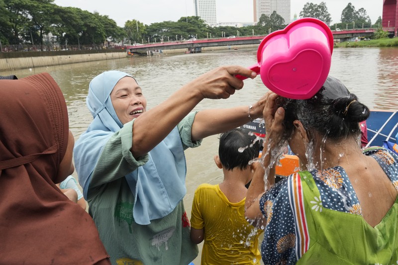 Ziarah kubur menjelang Ramadan di TPU Semper, Jakarta Utara, Jumat (8/3/2024). (REUTERS/Ajeng Dinar Ulfiana)
