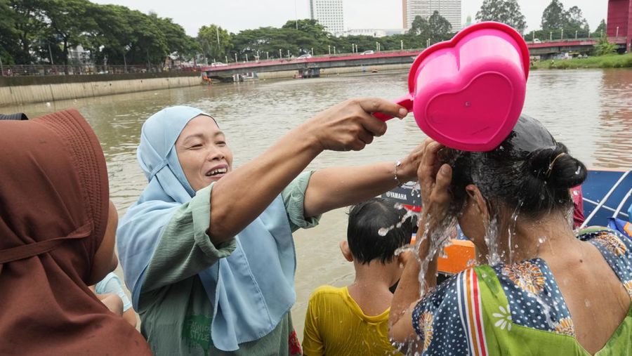 Ziarah kubur menjelang Ramadan di TPU Semper, Jakarta Utara, Jumat (8/3/2024). (REUTERS/Ajeng Dinar Ulfiana)