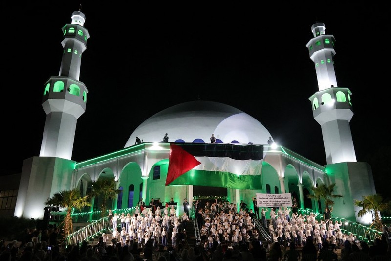 Ziarah kubur menjelang Ramadan di TPU Semper, Jakarta Utara, Jumat (8/3/2024). (REUTERS/Ajeng Dinar Ulfiana) Ziarah kubur menjelang Ramadan di TPU Semper, Jakarta Utara, Jumat (8/3/2024). (REUTERS/Ajeng Dinar Ulfiana)