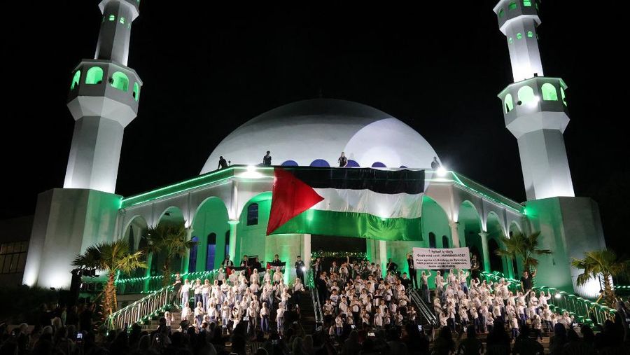 Ziarah kubur menjelang Ramadan di TPU Semper, Jakarta Utara, Jumat (8/3/2024). (REUTERS/Ajeng Dinar Ulfiana)