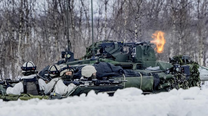 NATO menggelar latihan tempur besar-besaran di fjord Norwegia Utara. (AP/Heiko Junge)
