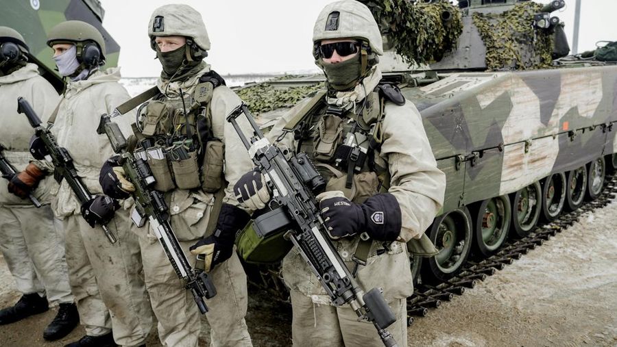 NATO menggelar latihan tempur besar-besaran di fjord Norwegia Utara. (AP/Heiko Junge)