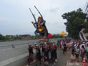 Nuansa Bali di Cimahi Saat Ogoh-ogoh Diarak Jelang Nyepi