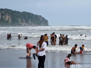 Akibat Nekat, 3 Wisatawan Jakarta Terseret Ombak Pantai Parangtritis