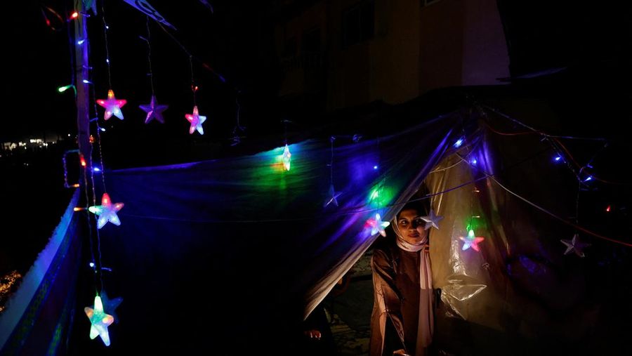 Ziarah kubur menjelang Ramadan di TPU Semper, Jakarta Utara, Jumat (8/3/2024). (REUTERS/Ajeng Dinar Ulfiana)