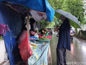 Keuntungan Pedagang Bunga Kota Malang Jelang Ramadan Menipis gegara Hujan