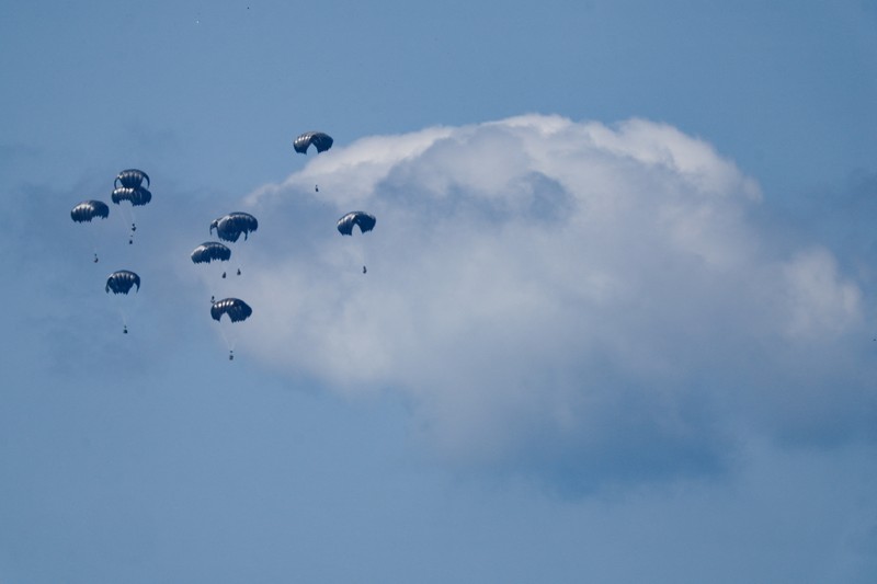 Pesawat militer menjatuhkan paket bantuan untuk warga Palestina di Jalur Gaza, Minggu (10/4/2024). (REUTERS/Amir Cohen) Pesawat militer menjatuhkan paket bantuan untuk warga Palestina di Jalur Gaza, Minggu (10/4/2024). (REUTERS/Amir Cohen)