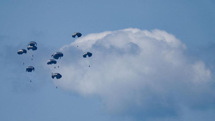 Pesawat militer menjatuhkan paket bantuan untuk warga Palestina di Jalur Gaza, Minggu (10/4/2024). (REUTERS/Amir Cohen)