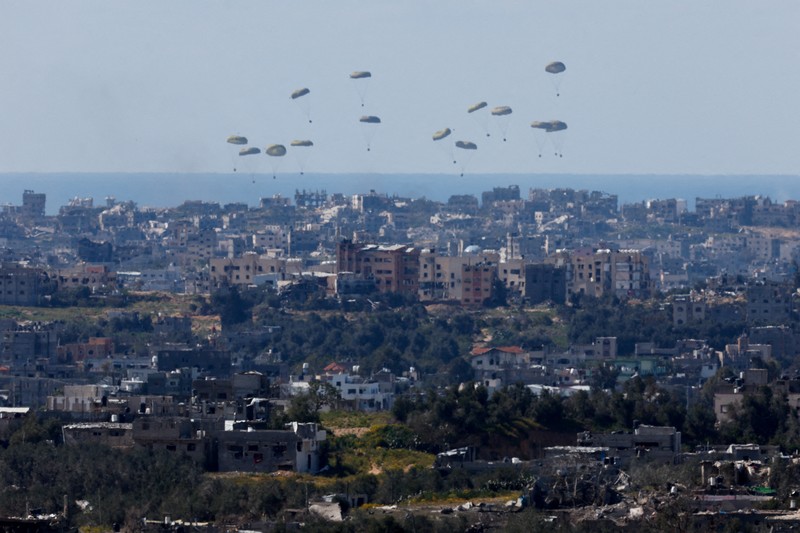 Pesawat militer menjatuhkan paket bantuan untuk warga Palestina di Jalur Gaza, Minggu (10/4/2024). (REUTERS/Amir Cohen) Pesawat militer menjatuhkan paket bantuan untuk warga Palestina di Jalur Gaza, Minggu (10/4/2024). (REUTERS/Amir Cohen)