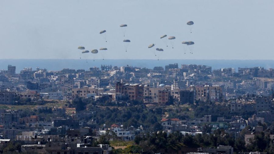 Pesawat militer menjatuhkan paket bantuan untuk warga Palestina di Jalur Gaza, Minggu (10/4/2024). (REUTERS/Amir Cohen)