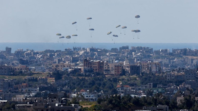 Pesawat militer menjatuhkan paket bantuan untuk warga Palestina di Jalur Gaza, Minggu (10/4/2024). (REUTERS/Amir Cohen)