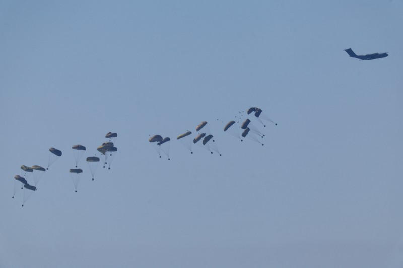 Pesawat militer menjatuhkan paket bantuan untuk warga Palestina di Jalur Gaza, Minggu (10/4/2024). (REUTERS/Amir Cohen) Pesawat militer menjatuhkan paket bantuan untuk warga Palestina di Jalur Gaza, Minggu (10/4/2024). (REUTERS/Amir Cohen)