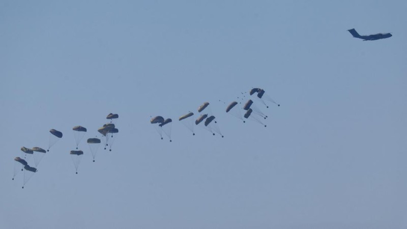 Pesawat militer menjatuhkan paket bantuan untuk warga Palestina di Jalur Gaza, Minggu (10/4/2024). (REUTERS/Amir Cohen)