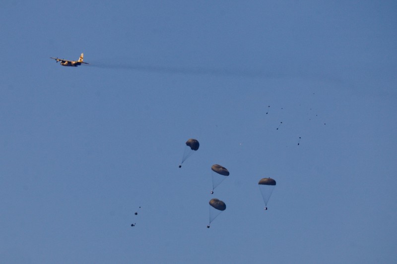 Pesawat militer menjatuhkan paket bantuan untuk warga Palestina di Jalur Gaza, Minggu (10/4/2024). (REUTERS/Amir Cohen) Pesawat militer menjatuhkan paket bantuan untuk warga Palestina di Jalur Gaza, Minggu (10/4/2024). (REUTERS/Amir Cohen)