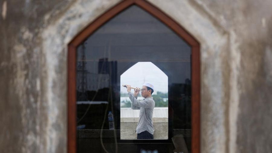 Petugas mengamati posisi hilal di Masjid Al-Musyariin, Jakarta, Minggu (9/4/2024). (REUTERS/Willy Kurniawan)
