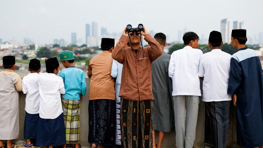 Petugas mengamati posisi hilal di Masjid Al-Musyariin, Jakarta, Minggu (9/4/2024). (REUTERS/Willy Kurniawan)