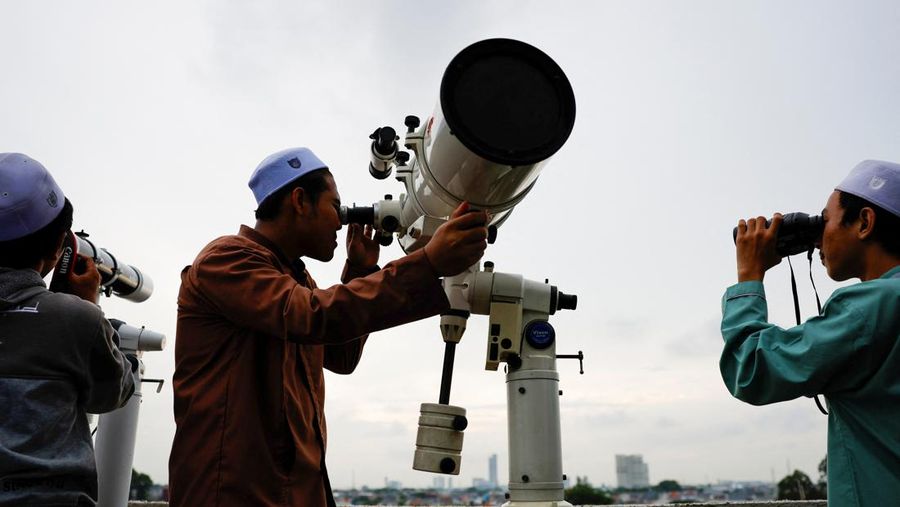 Petugas mengamati posisi hilal di Masjid Al-Musyariin, Jakarta, Minggu (9/4/2024). (REUTERS/Willy Kurniawan)