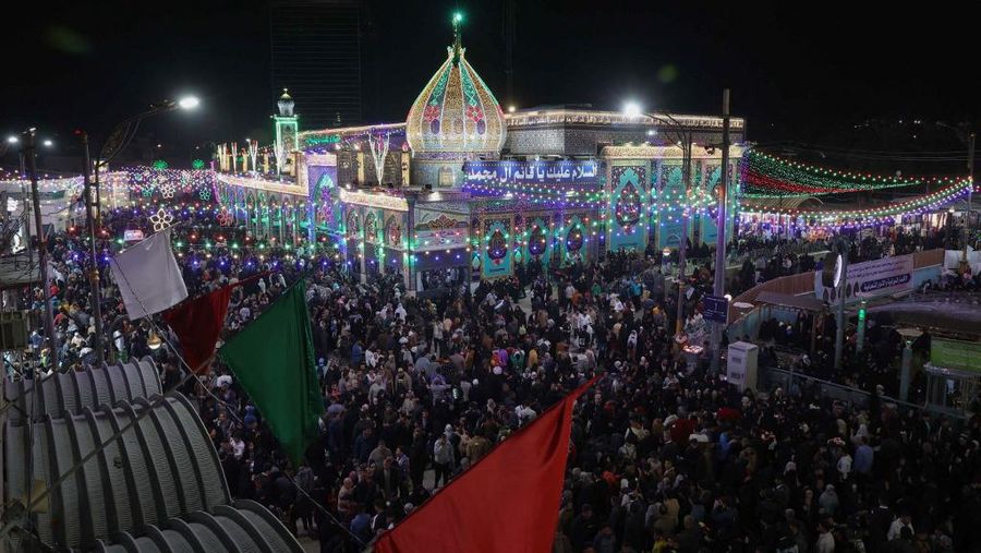 Ziarah kubur menjelang Ramadan di TPU Semper, Jakarta Utara, Jumat (8/3/2024). (REUTERS/Ajeng Dinar Ulfiana)