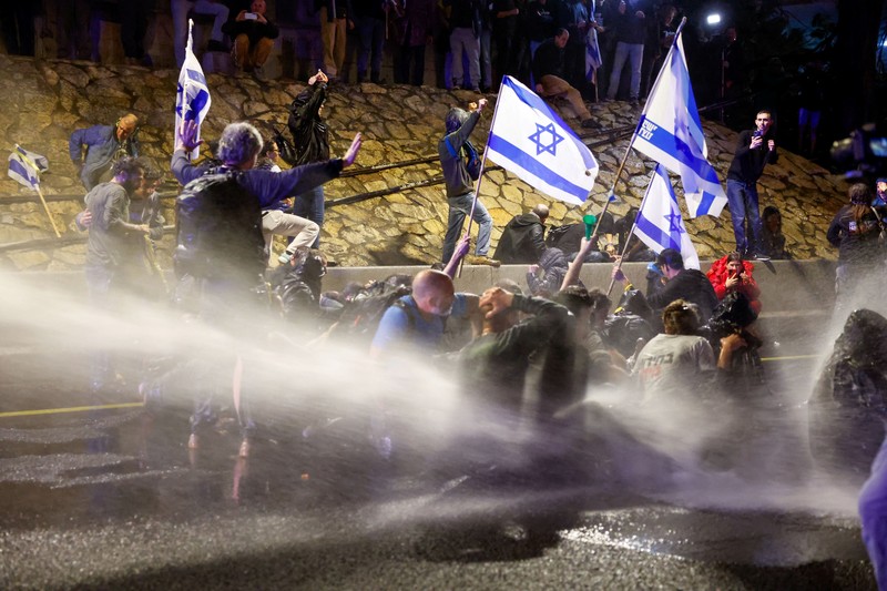 Ricuh demo pembebeasan sandera di Tel Aviv, Israel, Sabtu (9/3/2024). (REUTERS/Carlos Garcia Rawlins) Ricuh demo pembebeasan sandera di Tel Aviv, Israel, Sabtu (9/3/2024). (REUTERS/Carlos Garcia Rawlins)