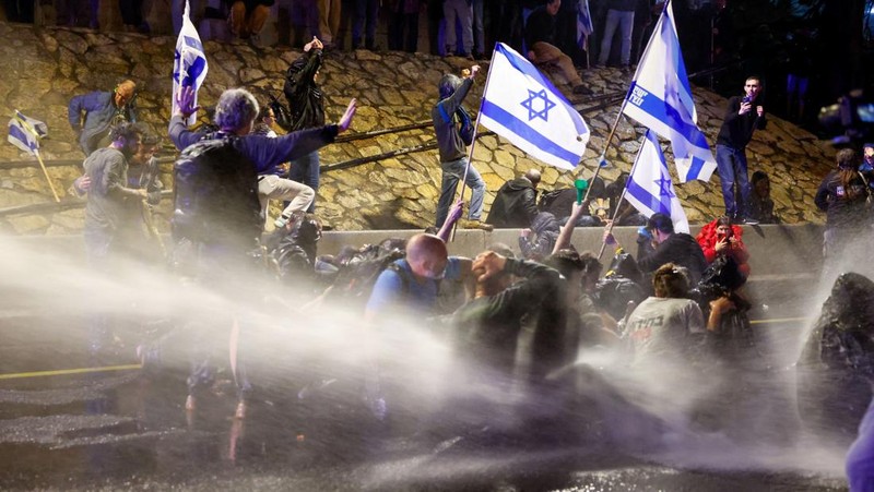 Ricuh demo  pembebeasan sandera di Tel Aviv, Israel, Sabtu (9/3/2024). (REUTERS/Carlos Garcia Rawlins)