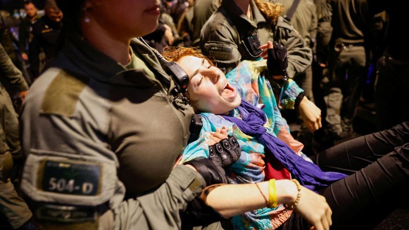 Ricuh demo  pembebeasan sandera di Tel Aviv, Israel, Sabtu (9/3/2024). (REUTERS/Carlos Garcia Rawlins)