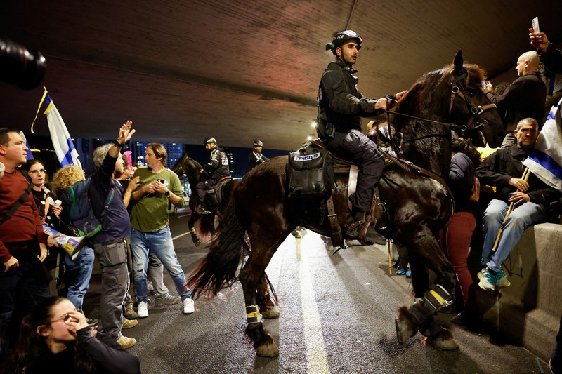 Ricuh demo  pembebeasan sandera di Tel Aviv, Israel, Sabtu (9/3/2024). (REUTERS/Carlos Garcia Rawlins)