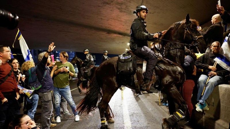 Ricuh demo  pembebeasan sandera di Tel Aviv, Israel, Sabtu (9/3/2024). (REUTERS/Carlos Garcia Rawlins)