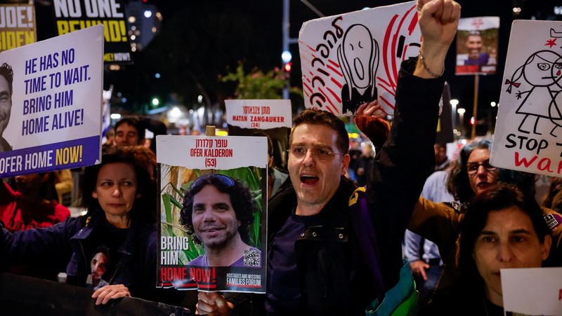 Ricuh demo  pembebeasan sandera di Tel Aviv, Israel, Sabtu (9/3/2024). (REUTERS/Carlos Garcia Rawlins)