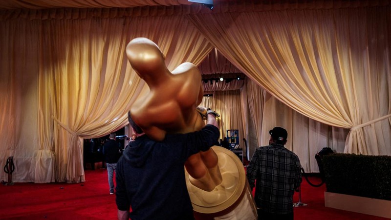 Suasana persiapan jelang Academy Awards ke-96 atau Oscars 2024 di Dolby Theatre, Los Angeles, California, Amerika Serikat, Sabtu (9/3/2024). (REUTERS/Maye-E Wong)